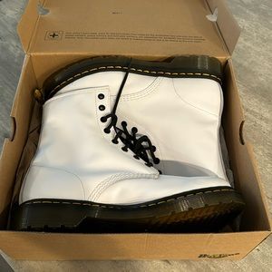 Brand New Leather White Dr. Martens Size L10/M9